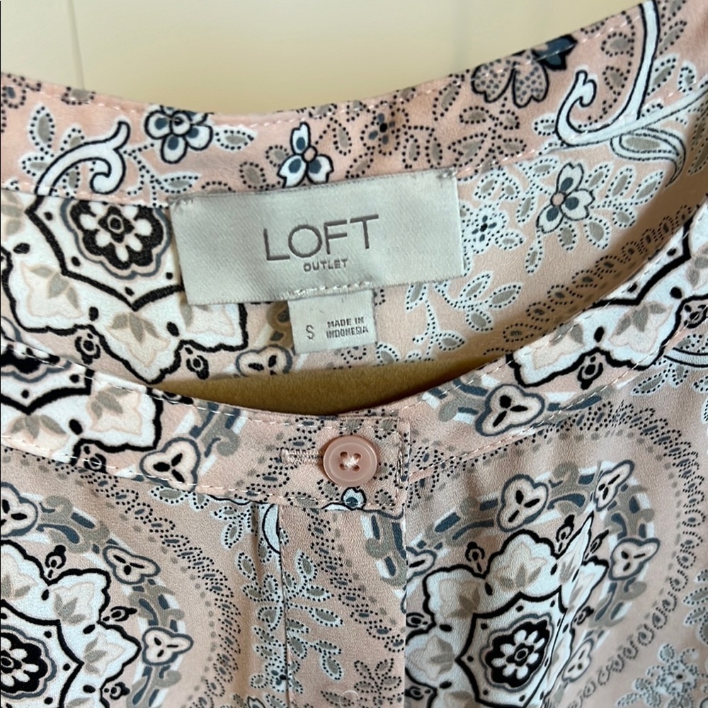 LOFT Cream Sleeveless Tank Top with Round Neckline - Picture 2 of 3